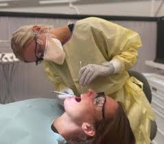 डेंटिस्ट (Dentists) और सर्जनों के लिए एर्गोनॉमिक्स: झुकी हुई गर्दन (Forward Head Posture) को कैसे सुरक्षित रखें?