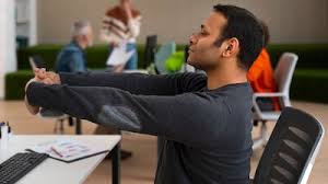 डेस्क जॉब करने वालों के लिए अपनी कुर्सी पर बैठे-बैठे किए जाने वाले 5 मिनट के स्ट्रेचिंग व्यायाम