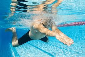 तैराकी (Swimming) के दौरान 'ब्रेस्टस्ट्रोक नी' (Breaststroke Knee) की समस्या का समाधान