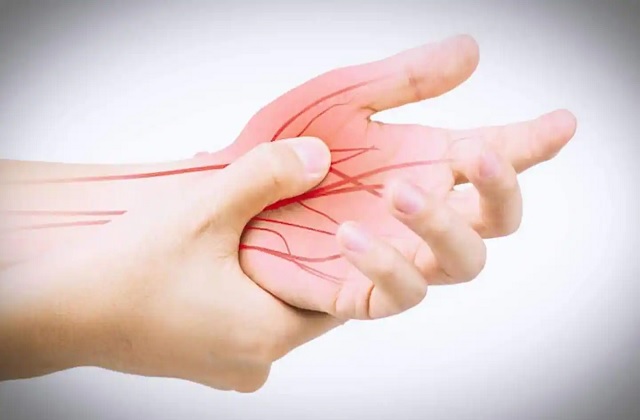 नसों की कमजोरी दूर करने के लिए सही डाइट और फिजियोथेरेपी का तालमेल