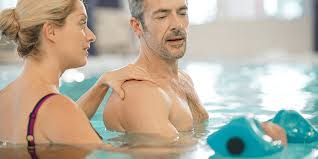 पानी के अंदर व्यायाम (Aqua-Pool Therapy) भारी वजन वाले और ऑस्टियोआर्थराइटिस के मरीजों के लिए वरदान