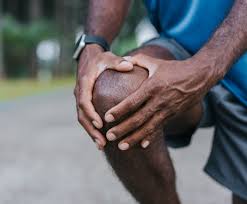 पारंपरिक 'डांडिया रास' में तेजी से घूमने (Spinning) के दौरान घुटने के मेनिस्कस (Meniscus) की सुरक्षा