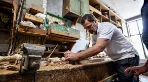 पारंपरिक फर्नीचर बनाने वाले कारीगरों की कलाइयों की रिपीटिटिव स्ट्रेन इंजरी (RSI) का इलाज