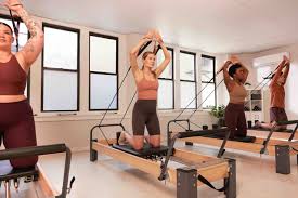पिलेट्स (Pilates) बनाम क्लिनिकल कोर स्ट्रेंथनिंग: स्लिप डिस्क के मरीजों के लिए सुरक्षित विकल्प कौन सा है?