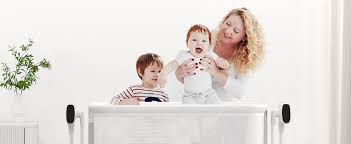 बच्चों को सुलाने के लिए घंटों तक गोद में झूला झुलाने (Rocking) वाली माताओं के लिए बैक-केयर और रिलीफ टिप्स