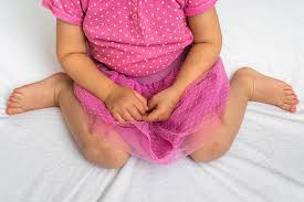 बच्चों में 'W-सिटिंग' (W-Sitting): यह बैठने का तरीका बच्चों के कूल्हों और घुटनों के लिए खतरनाक क्यों है?