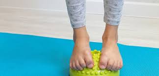 बच्चों में फ्लैट फुट (सपाट पैर): क्या विशेष जूते और व्यायाम से सुधार संभव है?