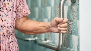 बाथरूम सेफ्टी: बुजुर्गों को फिसलने से बचाने के लिए ग्रैब बार्स (Grab Bars) और एंटी-स्लिप मैट्स
