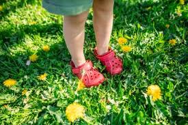 बारिश में 'क्रॉक्स' (Crocs) या ढीले स्लिपर पहनने से पैर की उंगलियों (Toe Gripping Tension) पर पड़ने वाला तनाव