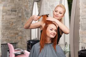 ब्यूटीशियन और हेयर स्टाइलिस्ट: हाथ ऊपर रखकर काम करने से होने वाले सर्वाइकल पेन का प्रबंधन