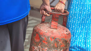 भारी पानी की बाल्टी या गैस सिलेंडर उठाने का स्पाइन-सेफ (Spine-safe) तरीका क्या है?