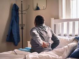 मसल स्पैज्म' बनाम 'नर्व पिंच': घर बैठे अपने कमर दर्द के असल प्रकार को कैसे पहचानें?