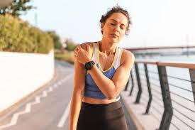 मेनोपॉज (Menopause) के दौरान फ्रोजन शोल्डर और जोड़ों के दर्द का खतरा क्यों बढ़ जाता है?