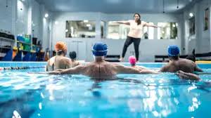 मेनोपॉज के बाद जोड़ों की अकड़न कम करने के लिए पानी में किए जाने वाले व्यायाम (Aqua Therapy)