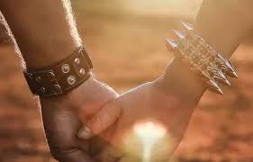 मैग्नेटिक ब्रेसलेट और कॉपर रिंग: क्या ये सच में जोड़ों का दर्द कम करते हैं या यह सिर्फ मन का वहम (Placebo) है?