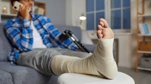 मोच आने (Sprain) के पहले 24 घंटे: कब बर्फ लगाएं और कब गर्म पट्टी बांधें (PRICE Protocol)?