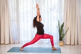 योग के 'सूर्य नमस्कार' को फिजियोथेरेपी के वार्म-अप रूटीन में सुरक्षित रूप से कैसे शामिल करें?