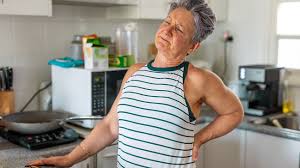 रसोई में काम करते समय अचानक कमर में 'लचक' (Catch/Spasm) आ जाए तो तुरंत क्या करें?