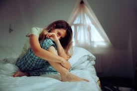 रात में सोते समय पिंडली में 'नस पर नस चढ़ना' (Calf Cramp): तुरंत आराम पाने के 3 आसान स्ट्रेच