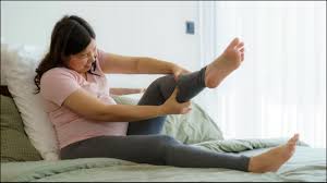 रात में सोते समय पैरों में बेचैनी (Restless Legs Syndrome) को कम करने के उपाय