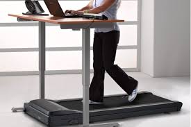 वाकिंग डेस्क (Treadmill Desk) का चलन: क्या काम के साथ-साथ चलना सही है?
