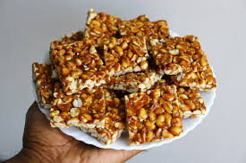 सर्दियों में पारंपरिक 'गुड़ और मूंगफली की चिक्की' का सेवन: एनर्जी लेवल और जोड़ों की चिकनाई का विज्ञान