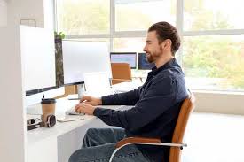 सही मॉनिटर की ऊंचाई और दूरी: आपकी आंखों और गर्दन के लिए आदर्श डेस्क पोजीशन