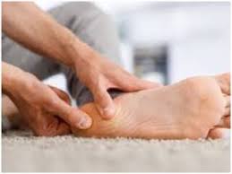 सुबह उठते ही एड़ी में भयंकर दर्द (Plantar Fasciitis): बिस्तर से पैर नीचे रखने से पहले करें ये 2 काम