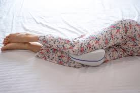 सोते समय घुटनों के बीच तकिया (Knee Pillow) लगाने से स्लिप डिस्क और सियाटिका में जादुई आराम कैसे मिलता है?