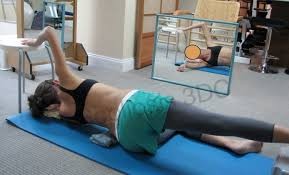 स्कोलियोसिस (टेढ़ी रीढ़) में 'स्क्रोथ थेरेपी' (Schroth Method): 3D श्वास तकनीक जो रीढ़ को सीधा करती है