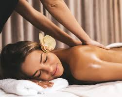 स्पा मालिश (Spa Massage) और मेडिकल फिजियोथेरेपी में क्या अंतर है? (कब क्या चुनें)