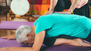 स्पाइनल स्टेनोसिस: रीढ़ की नस दबने पर आगे झुकने (Flexion) वाले व्यायाम क्यों आराम देते हैं?