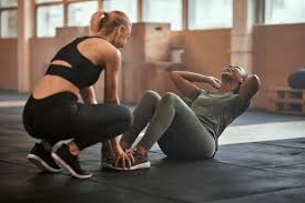 स्पॉट रिडक्शन' का मिथक: क्या सिर्फ क्रंचेस (Crunches) करने से पेट की चर्बी कम होती है?