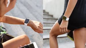 स्मार्टवॉच और फिटनेस ट्रैकर: क्या ये सच में आपके पोस्चर और स्टेप्स को सुधारने में मदद करते हैं?