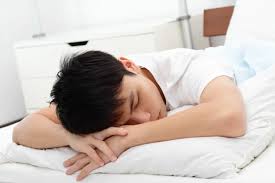 स्लीपिंग पोस्चर: पेट के बल (Prone Sleeping) सोने से आपकी गर्दन में सर्वाइकल की समस्या कैसे उत्पन्न होती है?