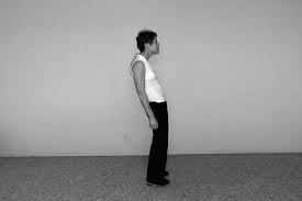 स्वे-बैक पोस्चर (Sway Back): पेट बाहर निकालकर खड़े होने की आदत आपकी कमर को कैसे नुकसान पहुंचा रही है?