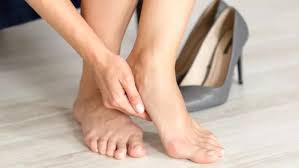 हाई हील्स पहनने से होने वाले पैर की उंगलियों (Bunions) और एड़ी के दर्द का इलाज