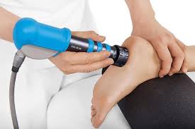 एक्स्ट्रा-कॉर्पोरियल शॉकवेव थेरेपी (ESWT): एड़ी की हड्डी बढ़ने (Calcaneal Spur) को बिना ऑपरेशन तोड़ने की आधुनिक मशीन