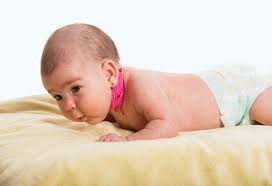 कंजिनाइटल टॉर्टिकॉलिस (Congenital Torticollis) जब नवजात शिशु की गर्दन एक तरफ झुकी हो।