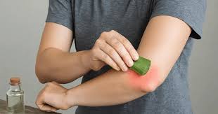कपड़े धोना कपड़े निचोड़ते समय टेनिस एल्बो (Tennis Elbow) से बचाव।
