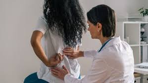क्या मेनोपॉज के बाद महिलाओं की लंबाई (Height) सच में कम होने लगती है? (ऑस्टियोपोरोसिस का असर)