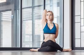गोमुखासन (Cow Face Pose) फ्रोजन शोल्डर के मरीजों के लिए इसके संशोधित रूप।