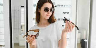 चश्मा (Eyeglasses) गलत नंबर का चश्मा (या प्रोग्रेसिव लेंस) आपके पोस्चर और गर्दन को कैसे बिगाड़ता है।