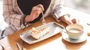 चीनी (Sugar) और सूजन (Inflammation) ज्यादा मीठा खाने से शरीर का पुराना दर्द अचानक क्यों बढ़ जाता है