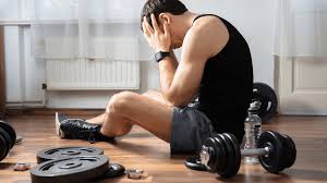 जिम बर्नआउट (Burnout) अत्यधिक जिम करने (Overtraining) से शरीर का टूटना और एक फिटनेस फ्रीक की रिकवरी कहानी।