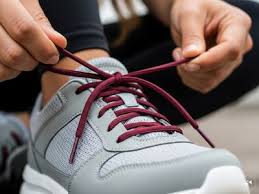 जूते के फीते (Shoelaces) स्लिप डिस्क के मरीजों के लिए झुककर जूते पहनने का सबसे सुरक्षित तरीका।