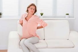 टीवी देखना सोफे पर गलत तरीके से पसर कर बैठने (Slouching) से स्लिप डिस्क का खतरा।