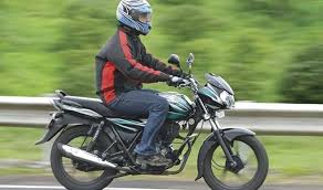 दोपहिया वाहन (Two-Wheeler) बाइक चालकों के लिए कमर और कंधे का दर्द प्रबंधन।