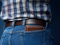 पर्स या वॉलेट (Wallet Neuropathy) पैंट की पीछे की जेब में मोटा पर्स रखकर बैठने से साइटिका का खतरा।
