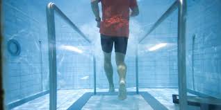 पानी के अंदर ट्रेडमिल (Underwater Treadmill): बहुत ज्यादा वजन और गंभीर जोड़ों के दर्द वाले मरीजों के लिए वरदान